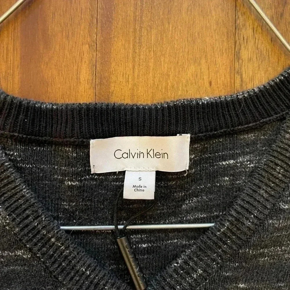 Calvin Klein v neck sweater - Picture 4 of 6